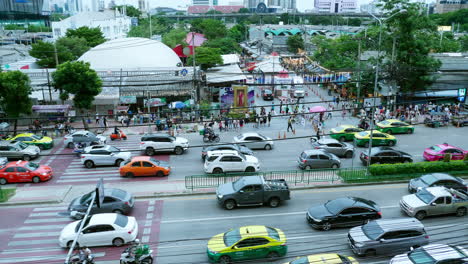 Los-Participantes-De-La-Carretera-Y-Multitudes-De-Compradores-Tailandeses-Y-Extranjeros-Disfrutan-De-Pasar-El-Rato-En-El-Mercado-De-Fin-De-Semana-De-Chatuchak-En-Bangkok,-Tailandia