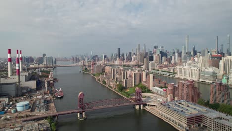 Panorama-Aéreo-Largo-Y-Suave-Del-Horizonte-De-Nueva-York-Desde-El-East-River