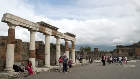 Eine-Zeitlupenaufnahme-Des-Eingangs-Des-Eumachia-Gebäudes,-Der-über-Den-Innenhof-Schwenkt-Und-Die-Berühmte-Statue-Centauro-Di-Igor-Mitoraj-In-Pompeji,-Italien,-Zum-Vorschein-Bringt