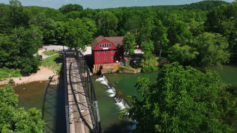 Luftaufnahme-Der-Fachwerkbrücke-Und-Des-Flusses-Bei-War-Eagle-Mill-In-Der-Nähe-Von-Rogers,-Arkansas,-USA