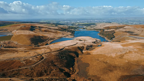 Luftdrohne,-Filmische-Aufnahmen-Eines-Tals-Mit-3-Seen,-Stauseen,-Piethorn,-Kittcliffe-Und-Ogden-Reservoir,-Oldham,-Großbritannien