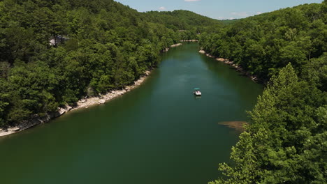 Idyllischer-Blick-Auf-Den-Wald-Mit-Segelboot-Am-Beaver-Lake,-Hogscald-Hollow-In-Arkansas,-Vereinigte-Staaten