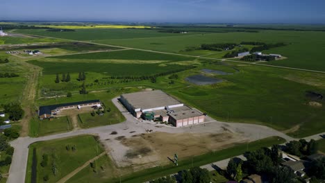 Eine-Umlaufende-Drohnenaufnahme-Aus-Großer-Höhe-Des-Freizeitzentrums-Und-Der-Eisbahn-Der-Shamrock-Community-In-Der-Farmgemeinde-Killarney,-Manitoba,-Kanada