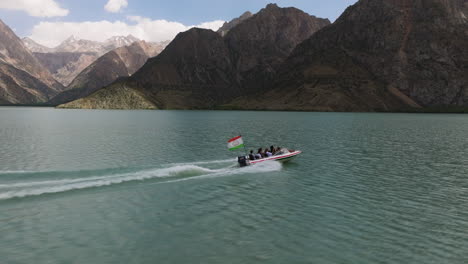 Turistas-En-Un-Paseo-En-Barco-Por-El-Lago-Iskander-En-Las-Montañas-Fann-En-Tayikistán