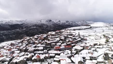 Pueblo-Con-Vistas-Aéreas-De-Montañas-Cubiertas-De-Nieve