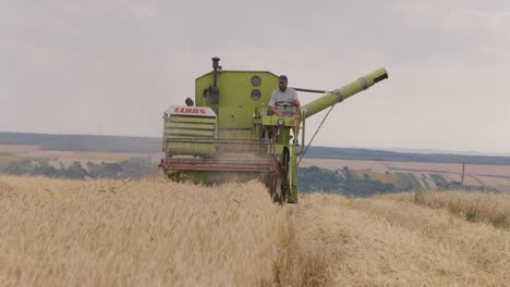 Black-Sea-Grain-Initiative:-1960s-Combine-Harvester-in-Action,-Ukrainian-Field-Harvest