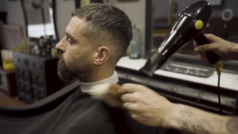 Barbero-Usando-Secador-De-Pelo-Y-Cepillo-Para-Terminar-El-Peinado---Cerrar