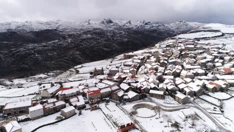 Pueblo-Con-Vistas-Aéreas-De-Montañas-Cubiertas-De-Nieve