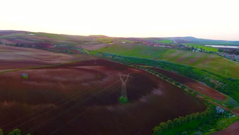 Drohnen-Luftaufnahme-Von-Gepflügten-Landwirtschaftlichen-Flächen-Bei-Sonnenuntergang