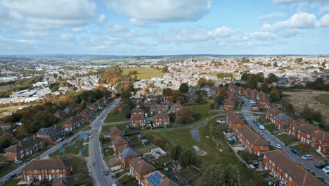 Luftaufnahme-Einer-Typischen-Britischen-Stadt,-Eines-Vorortbezirks-Mit-Wohnhäusern,-Gärten-Und-Straßen