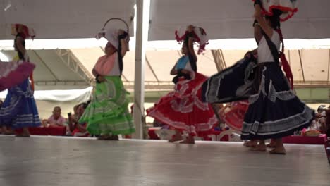 Toma-En-Cámara-Lenta-De-Mujeres-Bailando-Con-Sus-Vestidos-Tradicionales-En-La-Guelaguetza