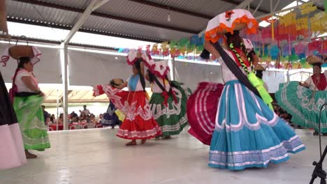 Toma-En-Cámara-Lenta-De-Mujeres-Bailando-Con-Sus-Vestidos-Culturales-En-La-Guelaguetza