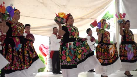 Toma-En-Cámara-Lenta-De-Un-Grupo-De-Mujeres-Mexicanas-Bailando-Juntas-En-El-Evento-Cultural-Guelaguetza