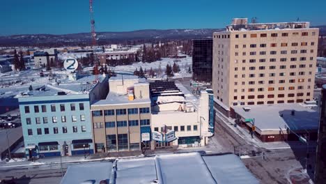Video-De-Drones-De-4k-De-Edificios-En-El-Centro-De-Fairbanks,-Alaska,-En-Un-Día-Nevado-De-Invierno