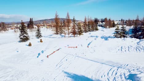 Vídeo-De-Drones-De-4k-Del-Río-Chena-Cubierto-De-Nieve-En-El-Centro-De-Fairbanks