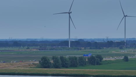 Luftaufnahme-Der-Sich-Drehenden-Riesigen-Windkraftanlagen-In-Moerdijk-Am-Abend
