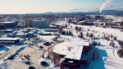 4K-Drohnenvideo-Von-Gebäuden-In-Der-Innenstadt-Von-Fairbanks,-Alaska,-An-Einem-Verschneiten-Wintertag
