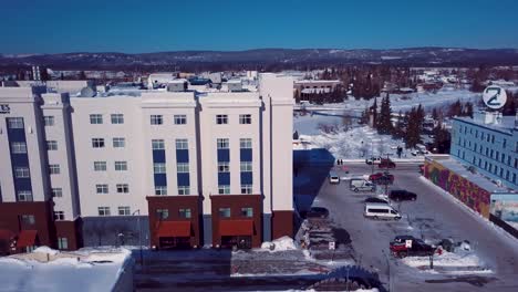 Video-De-Drones-De-4k-De-Edificios-En-El-Centro-De-Fairbanks,-Alaska,-En-Un-Día-Nevado-De-Invierno