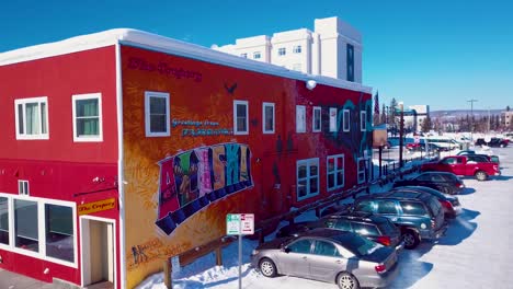 Vídeo-De-4.000-Drones-De-Un-Mural-En-Un-Edificio-En-El-Centro-De-Fairbanks,-Alaska,-En-Un-Día-Nevado-De-Invierno