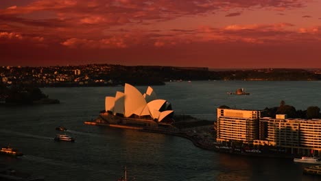 Sydney-Opera-House,-Langer-Luftsonnenuntergang,-Tag-Bis-Nacht,-Heiliger-Gral,-Zeitraffer,-Dramatischer-Bewölkter-Himmel,-Gesättigt
