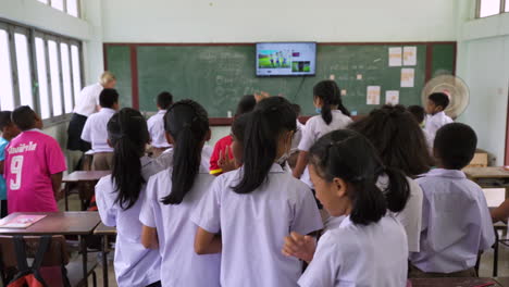 Niños-De-Escuela-Primaria-Aprendiendo-Inglés,-Tailandia