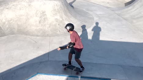 Hombre-Emocionado-Tallando-Skate-Bowl-En-El-Parque-De-Patinaje-En-El-Día-De-Verano