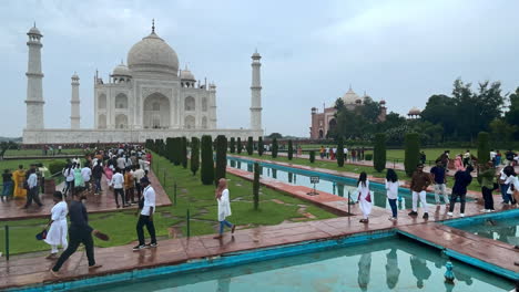 Time-lapse-shot-of-tourists-at-Taj-Mahal-in-Agra-Uttar-Pradesh-India