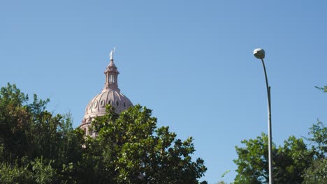 Pan-right-view-of-the-dome-on-the-Texas-State-Capital-Building-in-Austin,-Texas