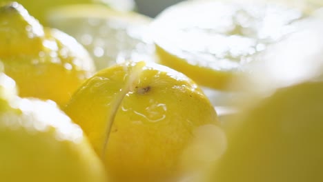 Slow-motion-of-Water-splashing-from-sliced-fresh-lemon,-Close-up-shot
