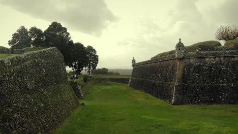 Antiguas-Murallas-De-La-Fortaleza-Del-Castillo-En-Un-Día-Nublado