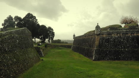 Antiguas-Murallas-De-La-Fortaleza-Del-Castillo-En-Un-Día-Nublado