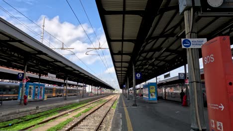 Andenes-Ferroviarios-Vacíos-En-La-Estación-Central-De-Trenes-De-Bolonia,-Italia