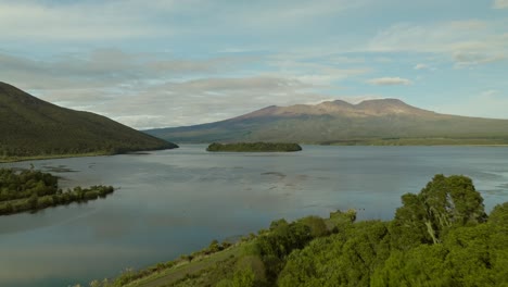 Atemberaubender-Süßwassersee-Rotoaira-Mit-Dem-Vulkan-Tongariro-In-Der-Ferne