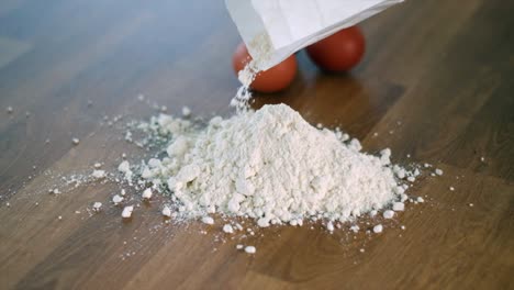 Gebäckzubereitung:-Koch-In-Superzeitlupe,-Der-Mehl-Mit-Eiern-Auf-Den-Holztisch-Gibt