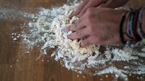 Handwerkliches-Brotbacken:-Die-Hände-Des-Chefkochs-Tragen-Mehl-Auf-Den-Teig-Auf-–-Nahaufnahme-In-Zeitlupe
