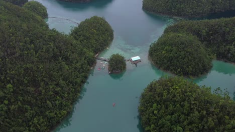 Toma-Aérea-De-La-Laguna-Sugba-Con-Turistas-Disfrutando-Del-Paraíso-En-Filipinas