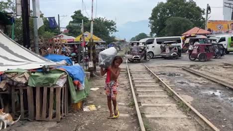 Calle-Muy-Transitada-Junto-Al-Mercado-Local-De-Huidas-En-Yakarta,-Indonesia