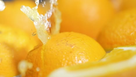 Saftexplosion-Durch-Halbgeschnittene-Orangenfrüchte-In-Zeitlupe