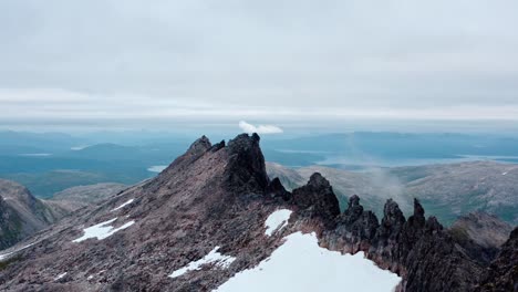 Pico-De-Alta-Montaña-De-Kvænan-En-Flakstadvag,-Isla-Senja,-Noruega