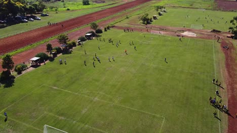 Habilidades-Futbolísticas-En-Exhibición:-Vista-Desde-Un-Dron-De-Un-Torneo-En-Posadas,-Argentina
