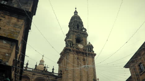 Torre-Del-Reloj-De-La-Catedral-Bajo-La-Lluvia