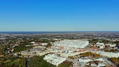 Drohnenschuss-Steigt-Für-Eine-Aussicht-In-Palmela,-Portugal