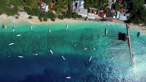 Luftaufnahme-Mit-Blick-Auf-Einen-Türkisfarbenen-Wasserstrand-Mit-Im-Meer-Liegenden-Booten-Auf-Einer-Indonesischen-Insel---Der-Insel-Gili-Meno