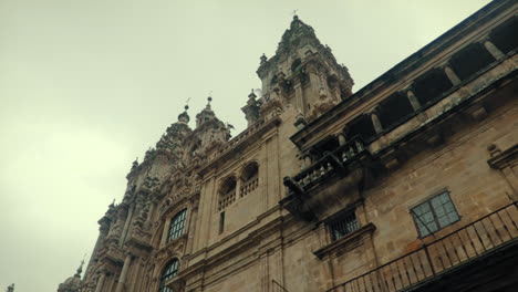 Low-Angle-Aufnahme-Der-Kathedrale-Von-Santiago-De-Compostela-An-Einem-Regnerischen-Tag