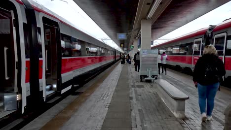 POV-Gehen-Entlang-Des-Bahnsteigs-Des-Bahnhofs-Venezia-Santa-Lucia,-Vorbei-An-Frecciarossa-Zügen-In-Richtung-Ausgang