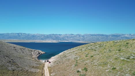 Cala-Salvaje-Con-Playa-En-Vrsi-Desde-Arriba,-Región-De-Zadar-Con-Mar-Adriático-Azul,-Croacia