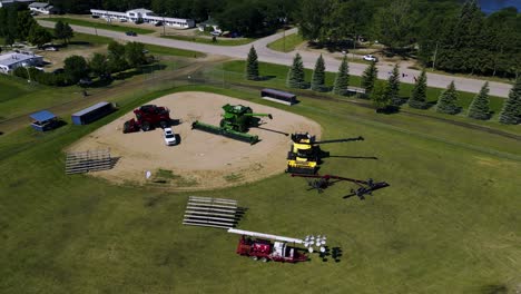 Eine-Drohnenaufnahme-Eines-Ländlichen-Baseball-Diamanten,-Der-Mit-Bunten-Farmen-Bedeckt-Ist,-Kombiniert-Traktoren-Und-Landwirtschaftliche-Geräte