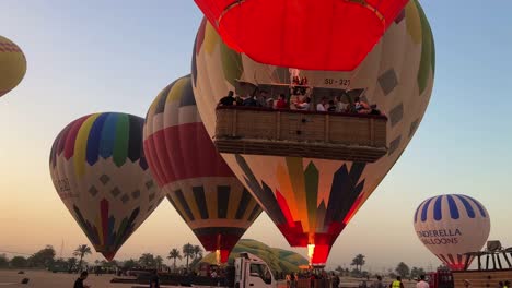 Hot-air-Balloon-take-off-in-Luxor,-Egypt-in-the-morning-close-to-Valley-of-the-kings