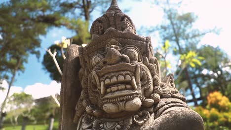 Eine-Steinstatue-Eines-Hinduistischen-Gottes-–-Der-Balinesische-Weihwassertempel-In-Der-Nähe-Von-Tampaksiring-–-Ubud
