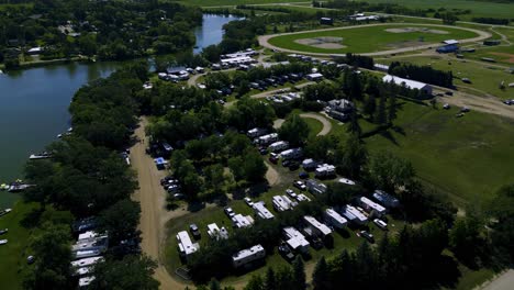Ein-Großer-Ländlicher-Wohnmobilpark-Und-Camping-Wohnwagen-Campingplatz-Im-Kleinen-Urlaubs--Und-Sommertouristenziel-Killarney-Manitoba-Im-Westen-Kanadas-Am-Seeufer